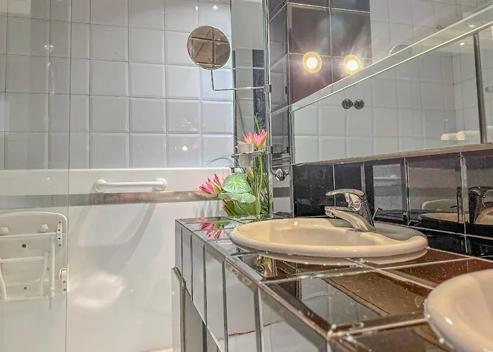 #h3 Le Fantasque City-center Shops Nearby T2